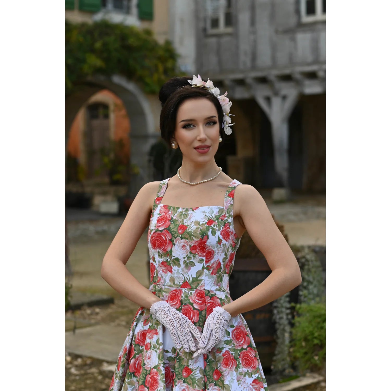 Ivory With Red Rose Bloom Sleeveless 50s Swing Dress with Sweetheart Neckline