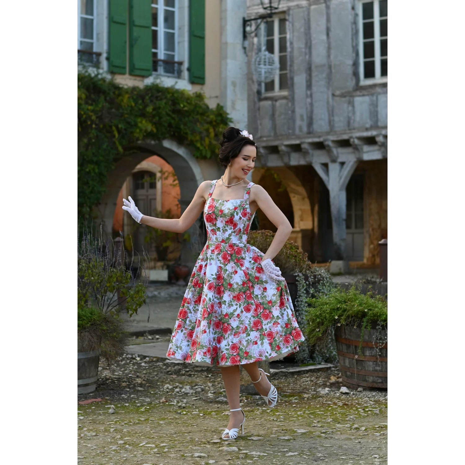 Ivory With Red Rose Bloom Sleeveless 50s Swing Dress with Sweetheart Neckline