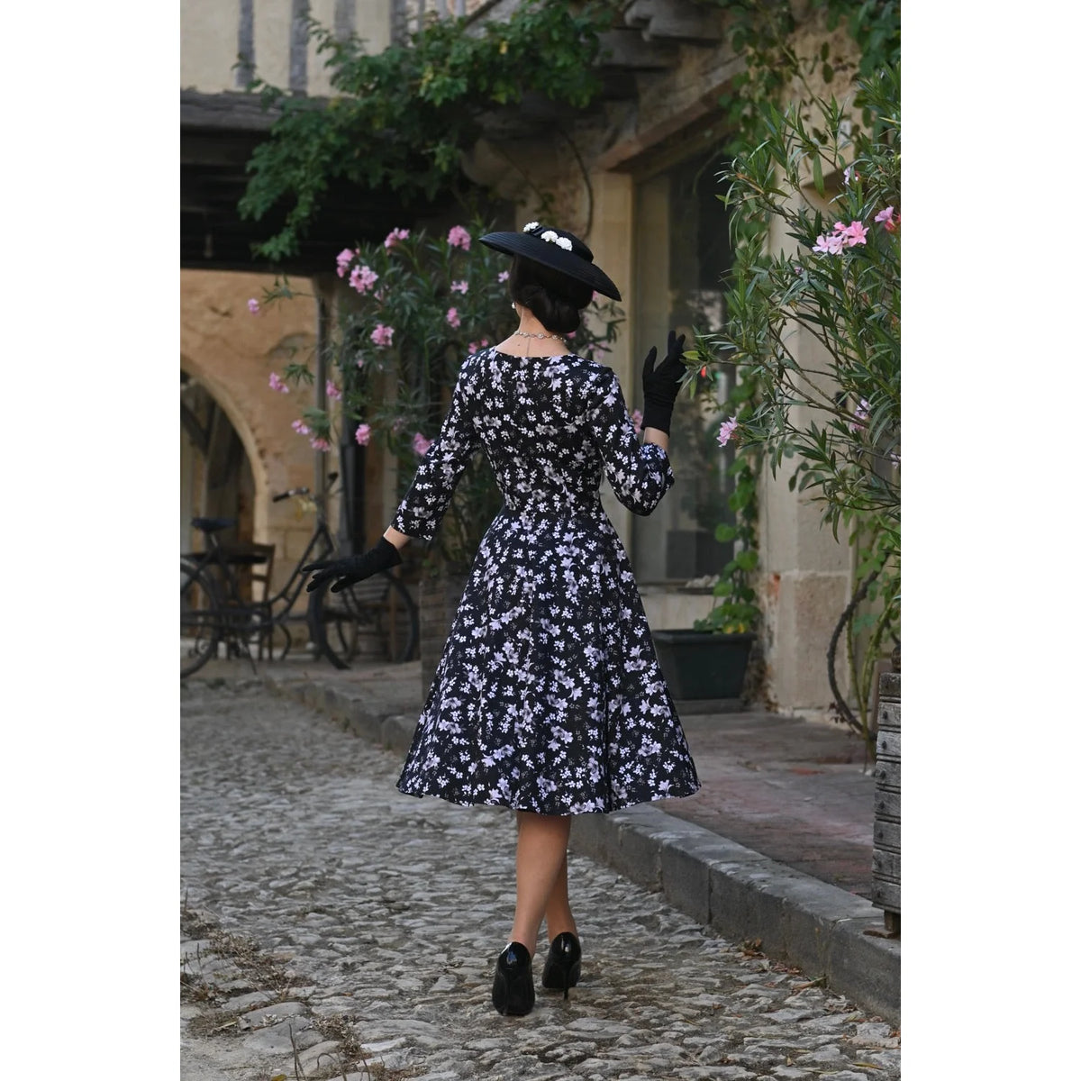 1950s Monochrome Floral Swing Dress with Sweetheart Neck