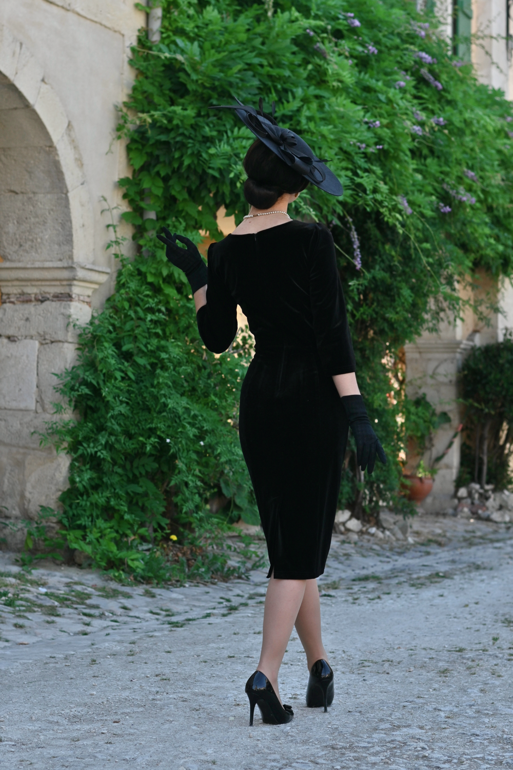 1950s Style Black Velvet Wiggle Dress Sweetheart Neck